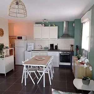 t2-avec-terrasse-parking-et-clim-le-soleil-du-luberon.fr-provencehotel.com/